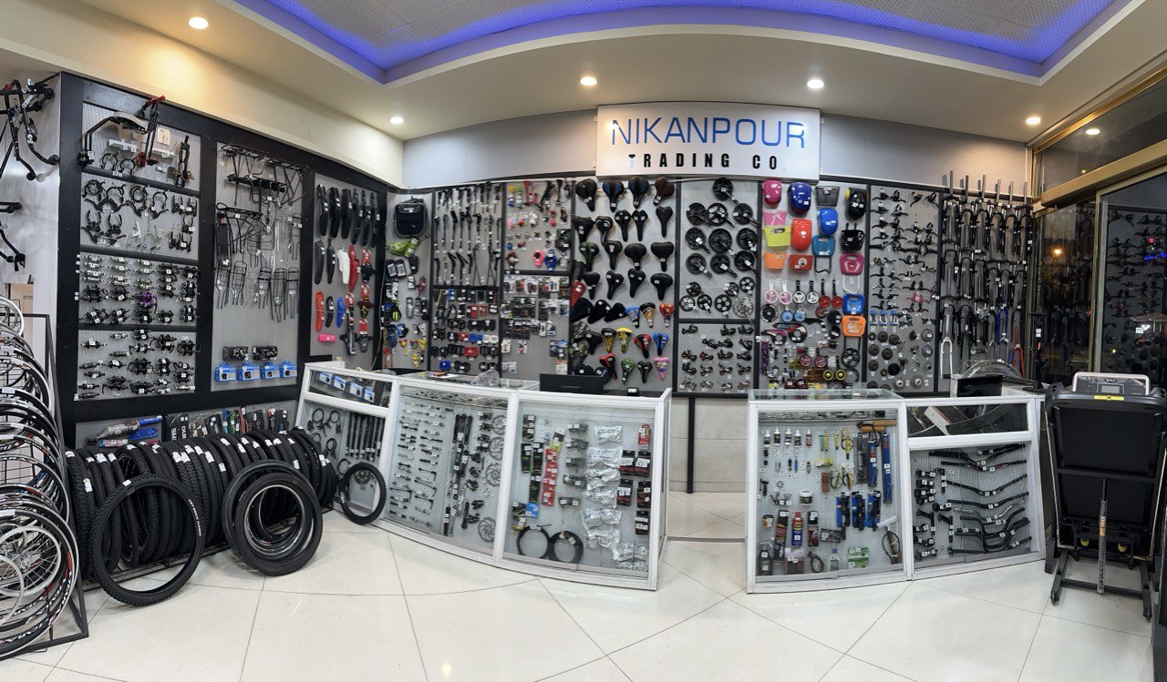 نمای داخل فروشگاه نیکان بایک در تبریز (بخش قطعات و لوازم جانبی در فروشگاه فیزیکی نیکان بایک)